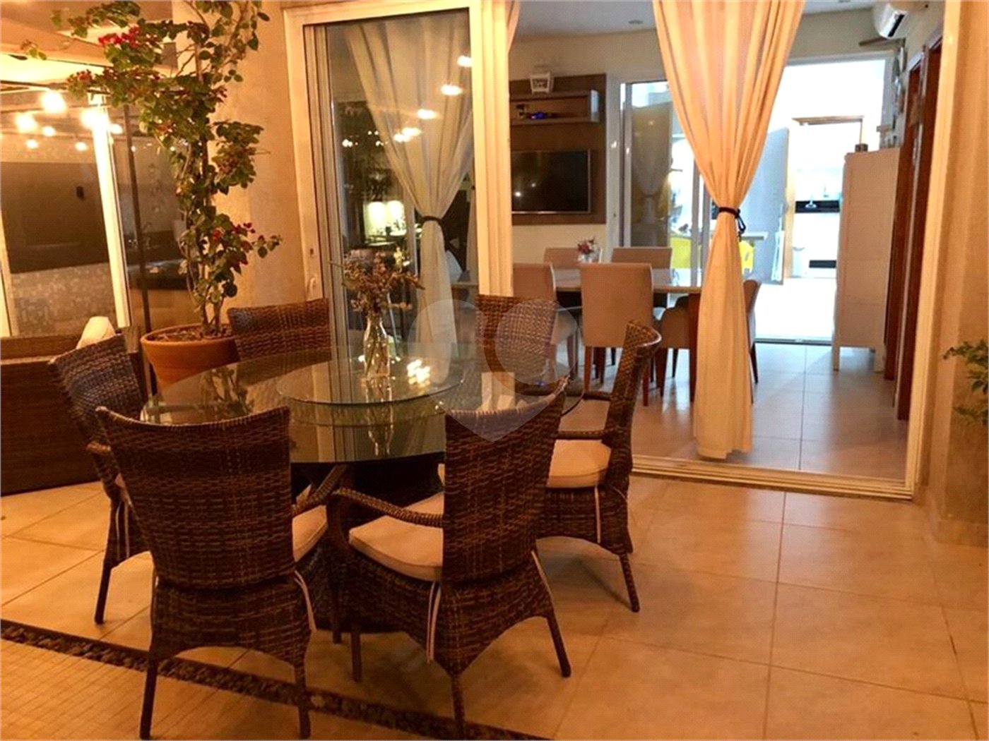 Casa à venda com 4 quartos, sendo 3 suítes, no condomínio Residencial Terra Nobre, Indaiatuba - SP