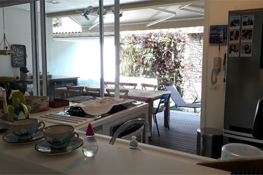 Casa à venda com 4 quartos, sendo 3 suítes, no condomínio Residencial Vila Esmeralda, São Sebastião - SP