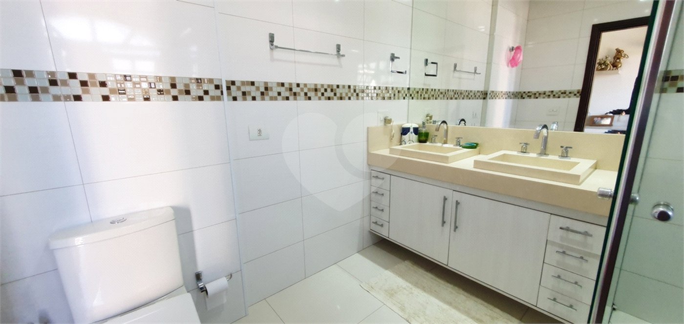 Sobrado à venda com 4 quartos, sendo 3 suítes, em Vila Paulicéia, São Paulo, SP