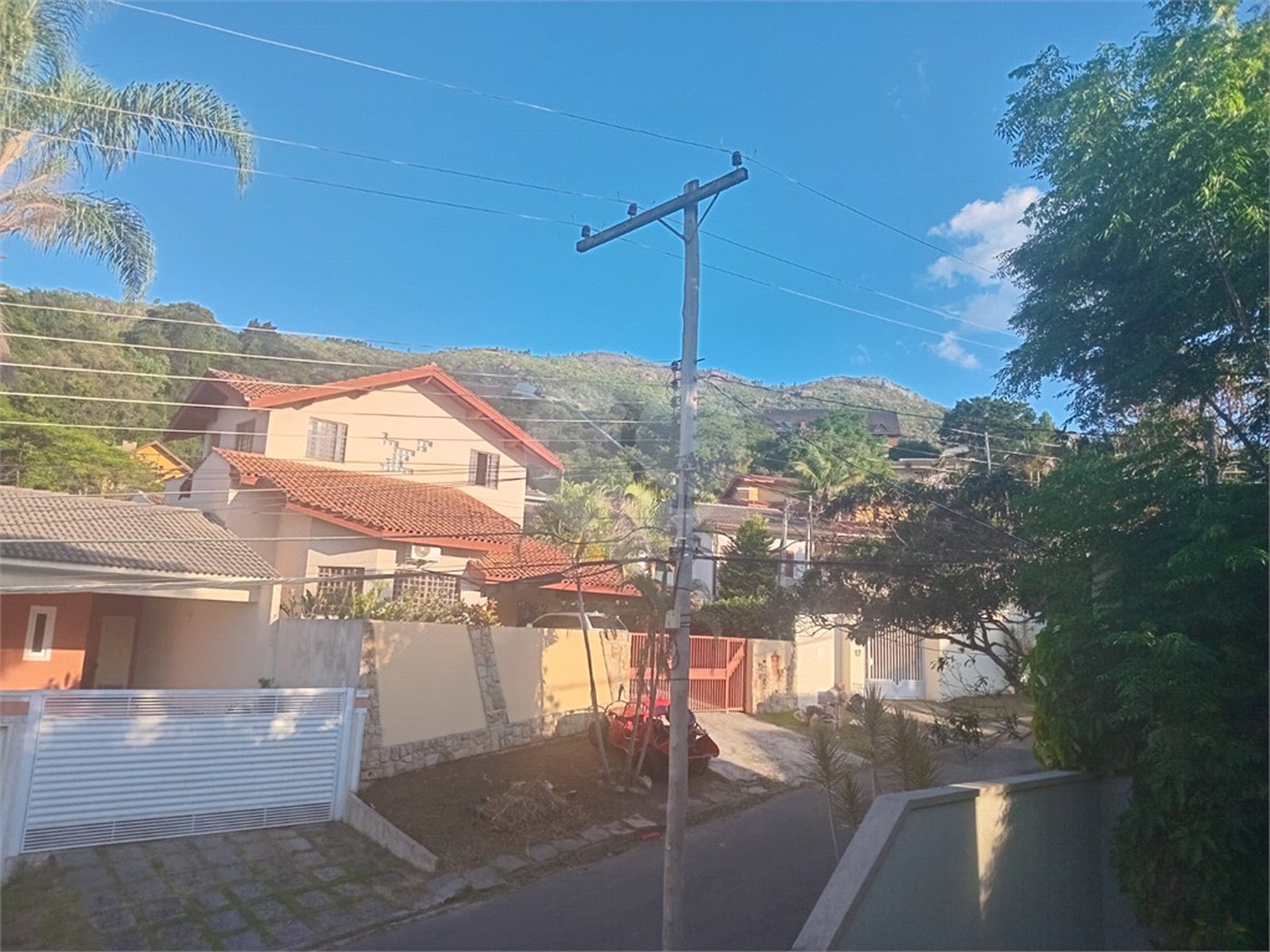 Casa à venda com 4 quartos, sendo 3 suítes, no condomínio Arco Iris, Atibaia - SP