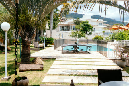 Casa à venda com 5 quartos, sendo 4 suítes, no condomínio Flamboyant, Atibaia - SP