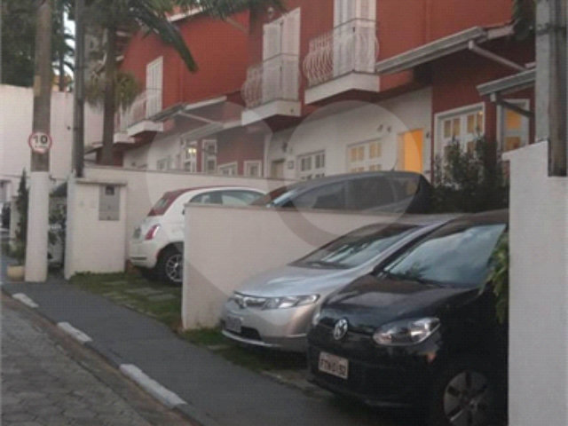 Casa à venda com 3 quartos, sendo 1 suíte,  no condomínio Village Palmas, São Paulo - SP