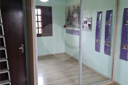 Casa à venda com 4 quartos, sendo 1 suíte, no condomínio Conjunto Residencial Green Village I, Mogi das Cruzes - SP