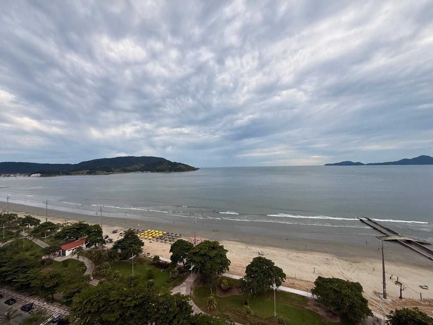 Apartamento Alto Padrão Frente Mar com 4 Dormitórios, 3 Suítes e 3 Vagas na Orla de Santos