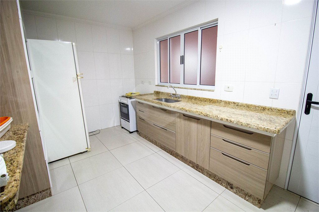 Casa à venda com 3 quartos, sendo 1 suíte, no condomínio Vilaregio, São Roque - SP