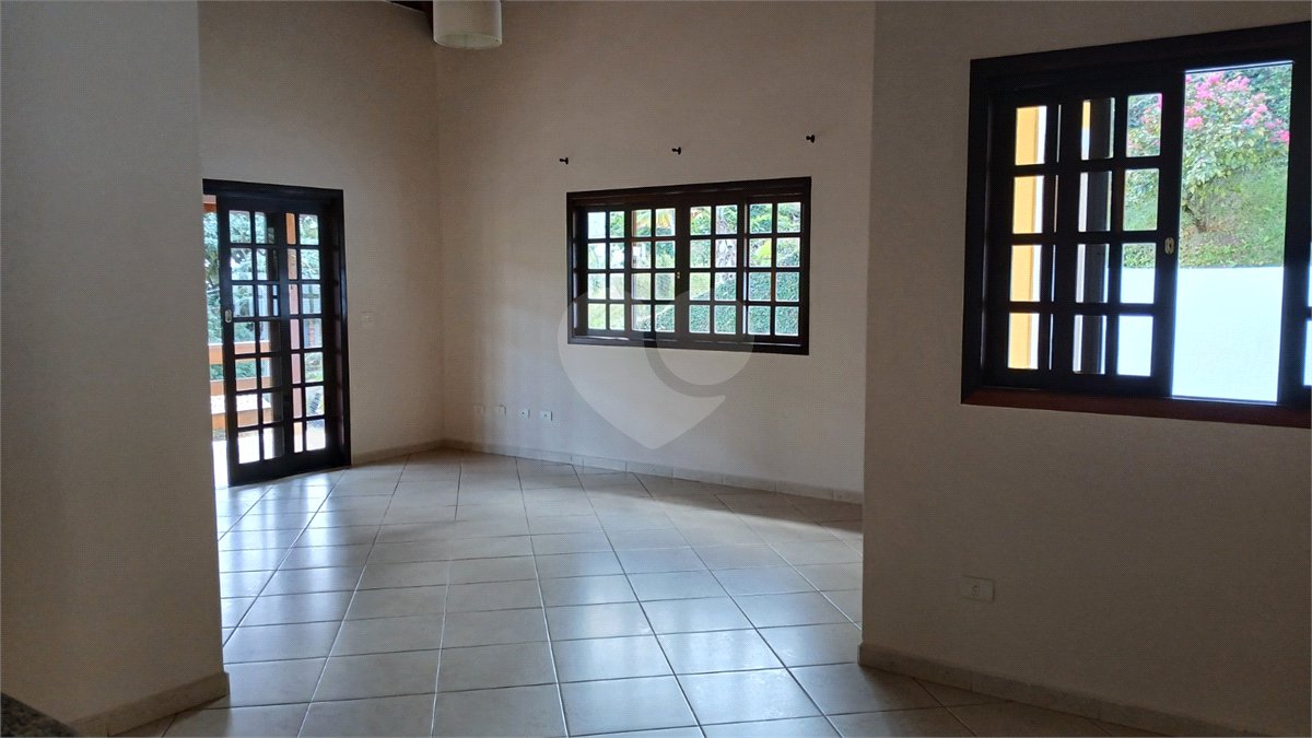 Casa em condomínio para alugar com 3 quartos, sendo 1 suíte, em Vila Petrópolis, Atibaia, SP