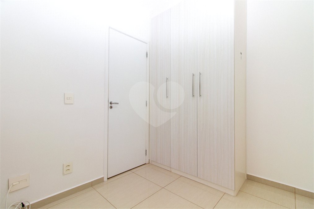 Apartamento com 02 dormitórios, sendo 1 suíte com 02 vagas de garagem