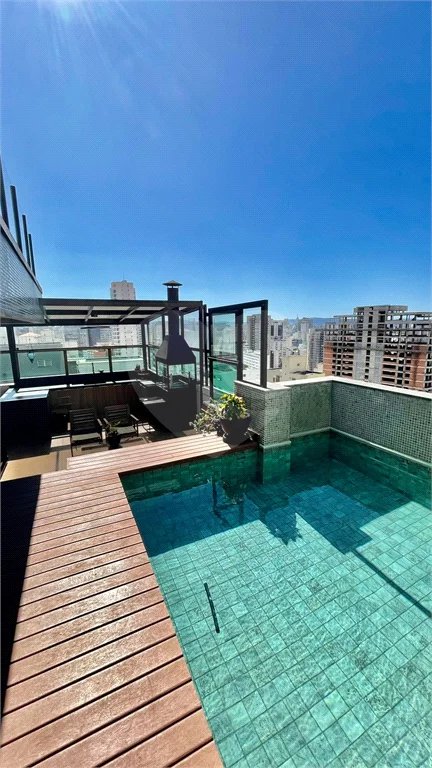 Cobertura à venda na Aclimação de 300m² com 2 vagas.