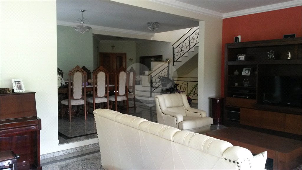 Casa à venda com 4 quartos, sendo 2 suítes, no condomínio Alpes da Cantareira, Mairiporã - SP