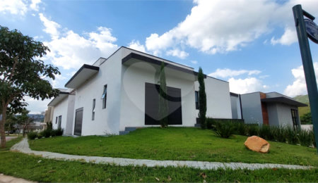 Casa à venda ou para alugar com 4 quartos, sendo 3 suítes, no condomínio Figueira Garden, Atibaia - SP