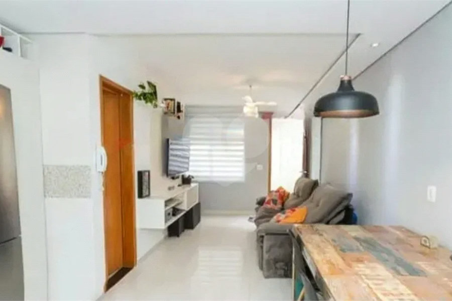 Casa à venda com 3 quartos, sendo 2 suítes, no condomínio Residencial Erika, São Paulo - SP