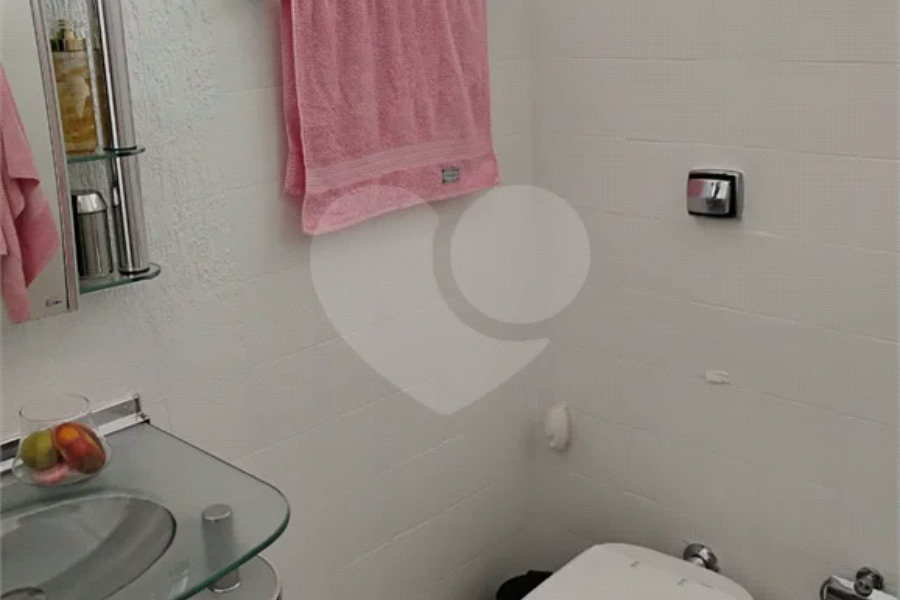 Vende-se apartamento no Jardim Aeroporto com 03 dormitórios