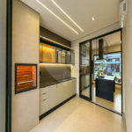 Indaiatuba - Condominio Sapezal - R$ 2.400.000,00 - Área Total 360,00 m² - Área Construída 213,32 m² - TÉRREA - 03 suítes sendo a master com closet; - Escritório; Lavabo; Cozinha com cooktop e planejados; Gourmet com churrasqueira; Ambientes preparados para ar condicionado; Piscina com cascata,