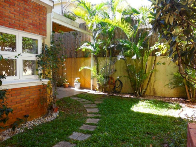 Casa à venda ou para alugar com 4 suítes no condomínio Vila Lanza, São Paulo - SP