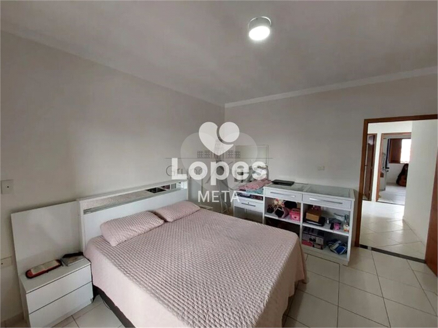Casa à venda com 3 quartos, sendo 1 suíte,  no condomínio Loteamento Vila Branca, Jacareí - SP