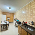 Apartamento com 2 dormitórios e suíte + dependência de serviço completa na Ponta da Praia – Localização privilegiada próximo à Praça Dino Bueno