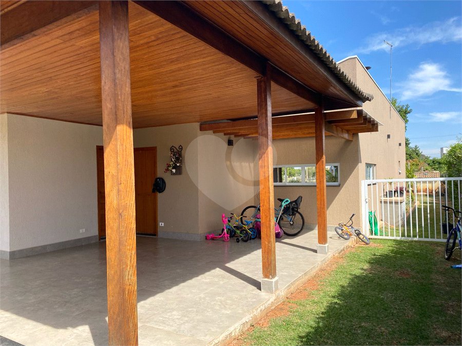 Casa à venda com 4 quartos, sendo 3 suítes, no condomínio Primavera, Salto - SP