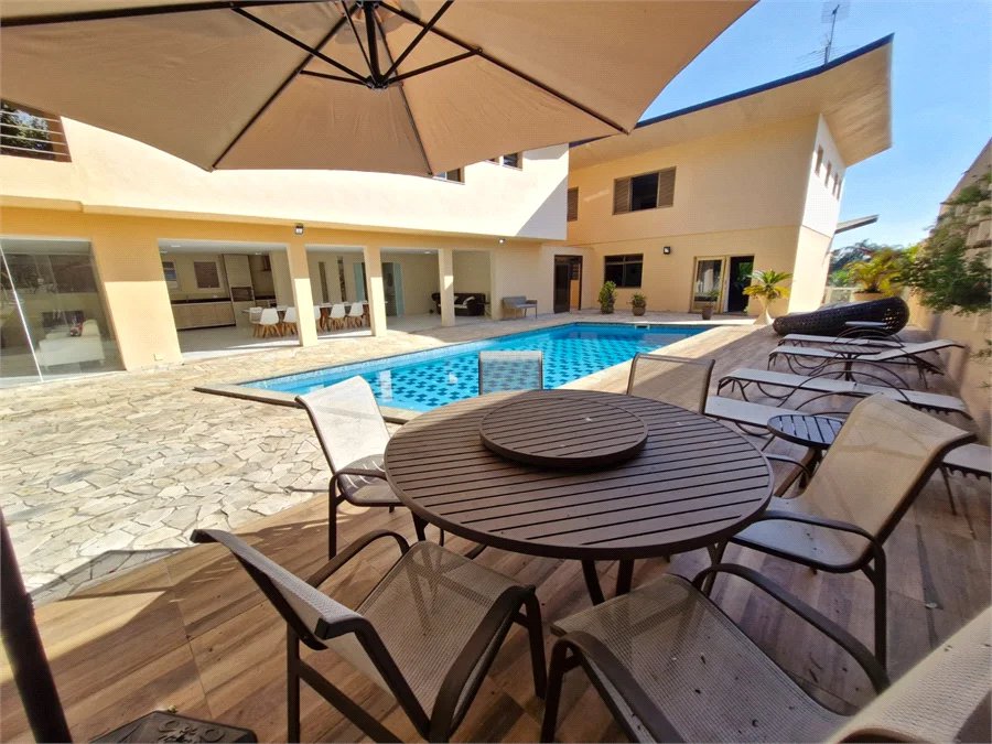 Casa à venda com 4 suítes no condomínio Villa Viana II, Cotia - SP