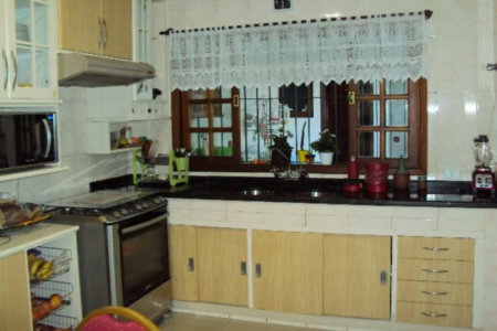 Sobrado à venda com 4 quartos, sendo 2 suítes, em Jardim Peri Peri, São Paulo, SP