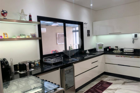 Casa à venda com 4 suítes no condomínio Vila Inglesa, Atibaia - SP