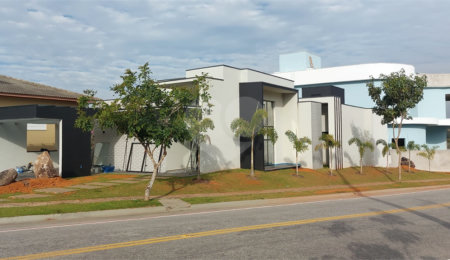 Casa à venda ou para alugar com 5 quartos, sendo 3 suítes, no condomínio Figueira Garden, Atibaia - SP