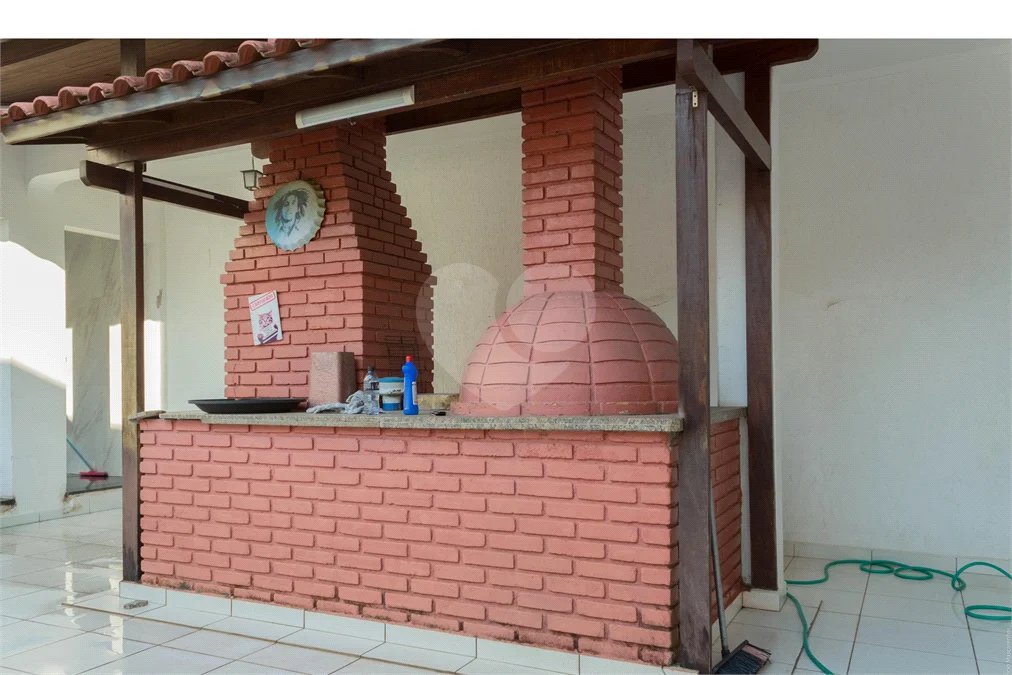Casa à venda com 6 dormitórios, 3 suítes, piscina, área gourmet, hidromassagem, lareira, varanda e 6 vagas de garagem. Conforto e lazer para toda a família!