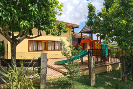 Casa à venda com 4 quartos, sendo 2 suítes, no condomínio Residencial Grape Village, Vinhedo - SP