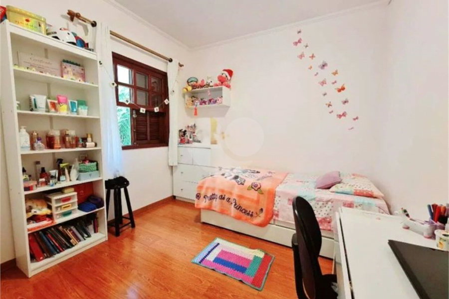 Casa à venda com 3 quartos, sendo 1 suíte, no condomínio Flores de Laet, São Paulo - SP