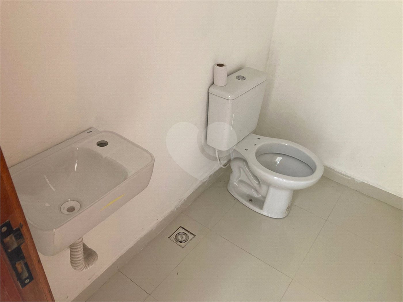 Casa à venda com 2 suítes no condomínio Villagio, Mogi das Cruzes - SP