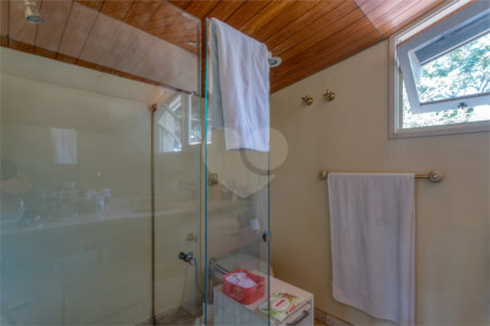 Casa à venda com 6 quartos, sendo 2 suítes, no condomínio Chácara Flora, São Paulo - SP