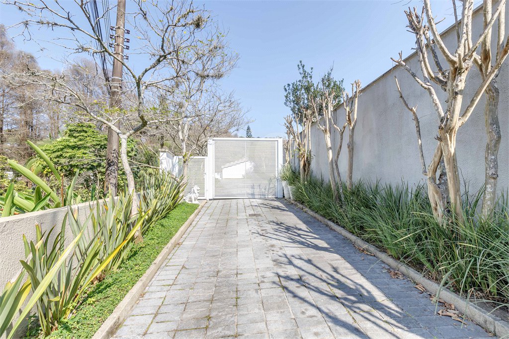 Casa à venda ou para alugar com 3 quartos, sendo 1 suíte,  no condomínio Chácara Flora, São Paulo - SP