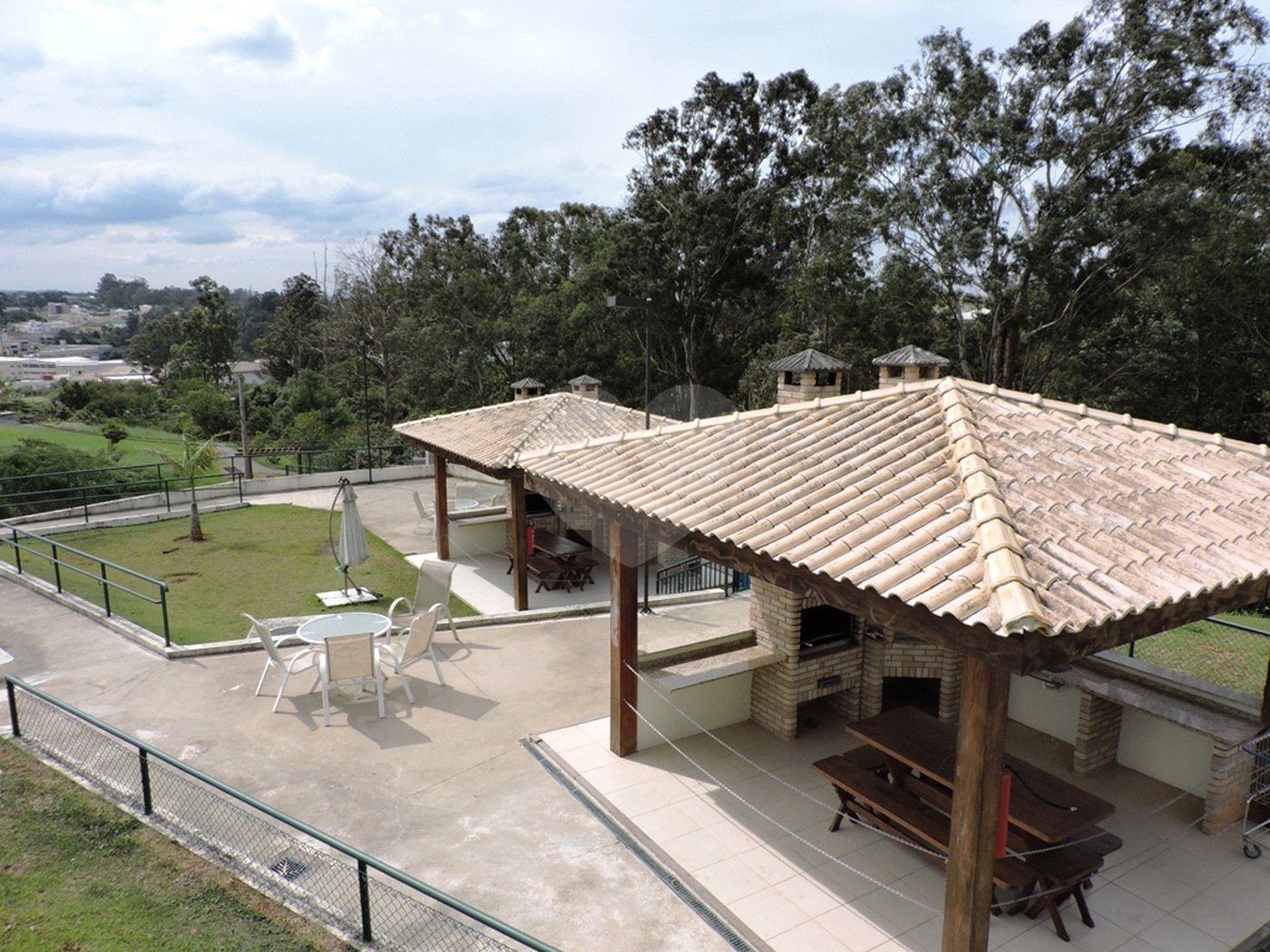 Casa à venda com 3 suítes no condomínio Reserva Santa Maria, Jandira - SP