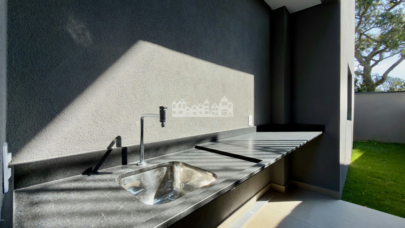 Casa à venda no bairro Loanda em Atibaia com 3 suítes e terraço solarium