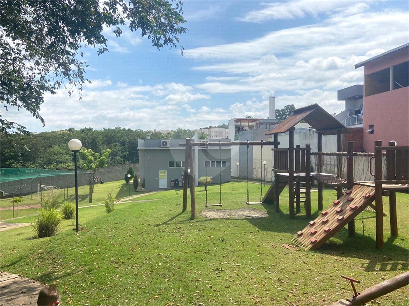 Casa à venda com 3 quartos, sendo 1 suíte, no condomínio Jardim Guarujá, Salto - SP
