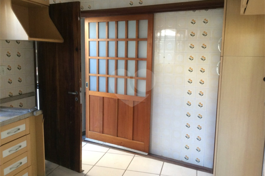 Casa à venda com 4 quartos, sendo 1 suíte, no condomínio Conselheiro Moreira de Barros, São Paulo - SP