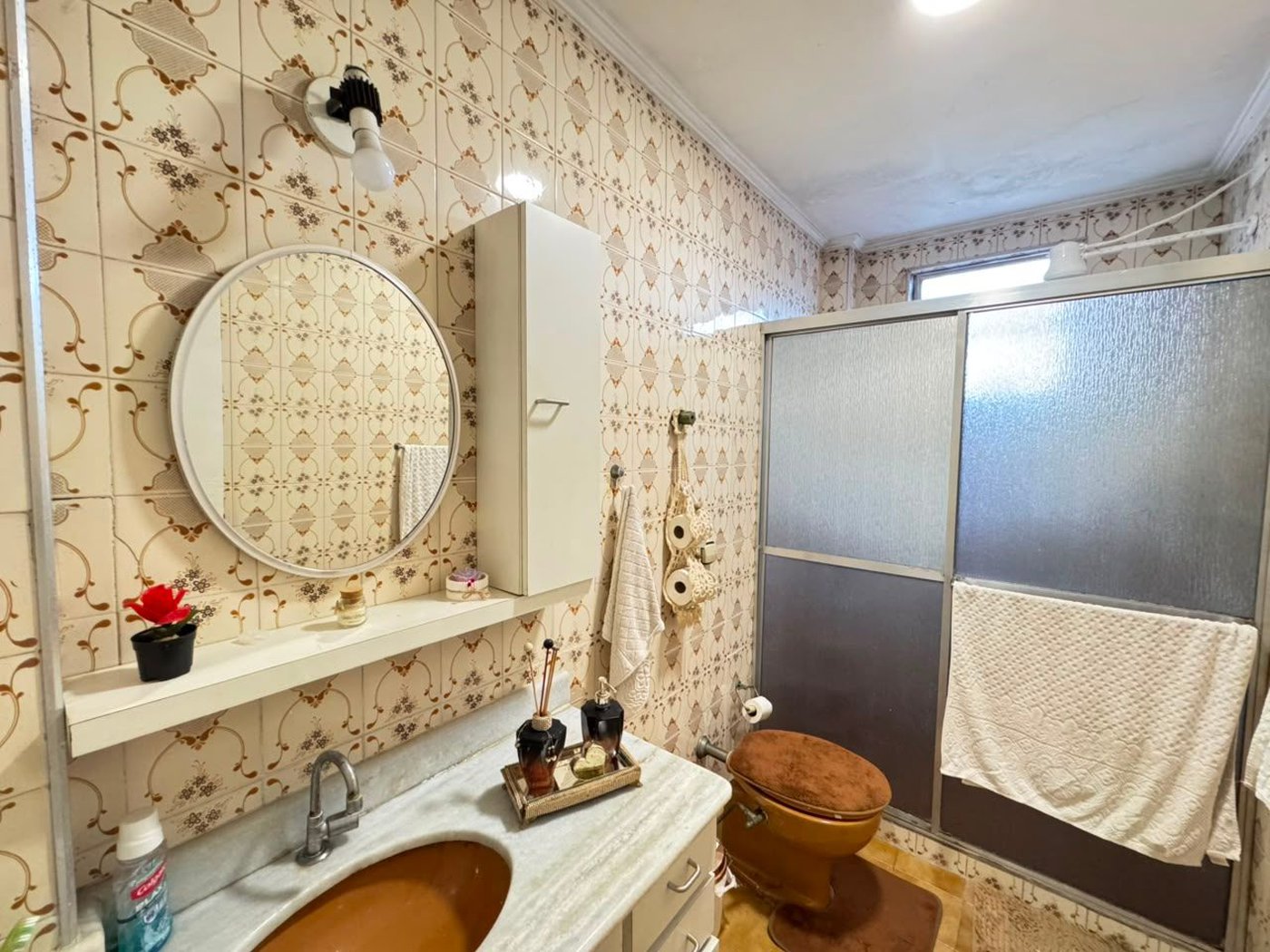 Apartamento com 2 dormitórios e suíte + dependência de serviço completa na Ponta da Praia – Localização privilegiada próximo à Praça Dino Bueno