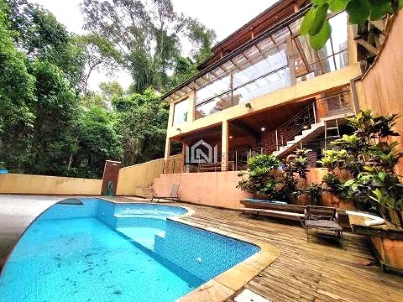 Casa à venda com 4 quartos, sendo 3 suítes, em Transurb, Itapevi, SP