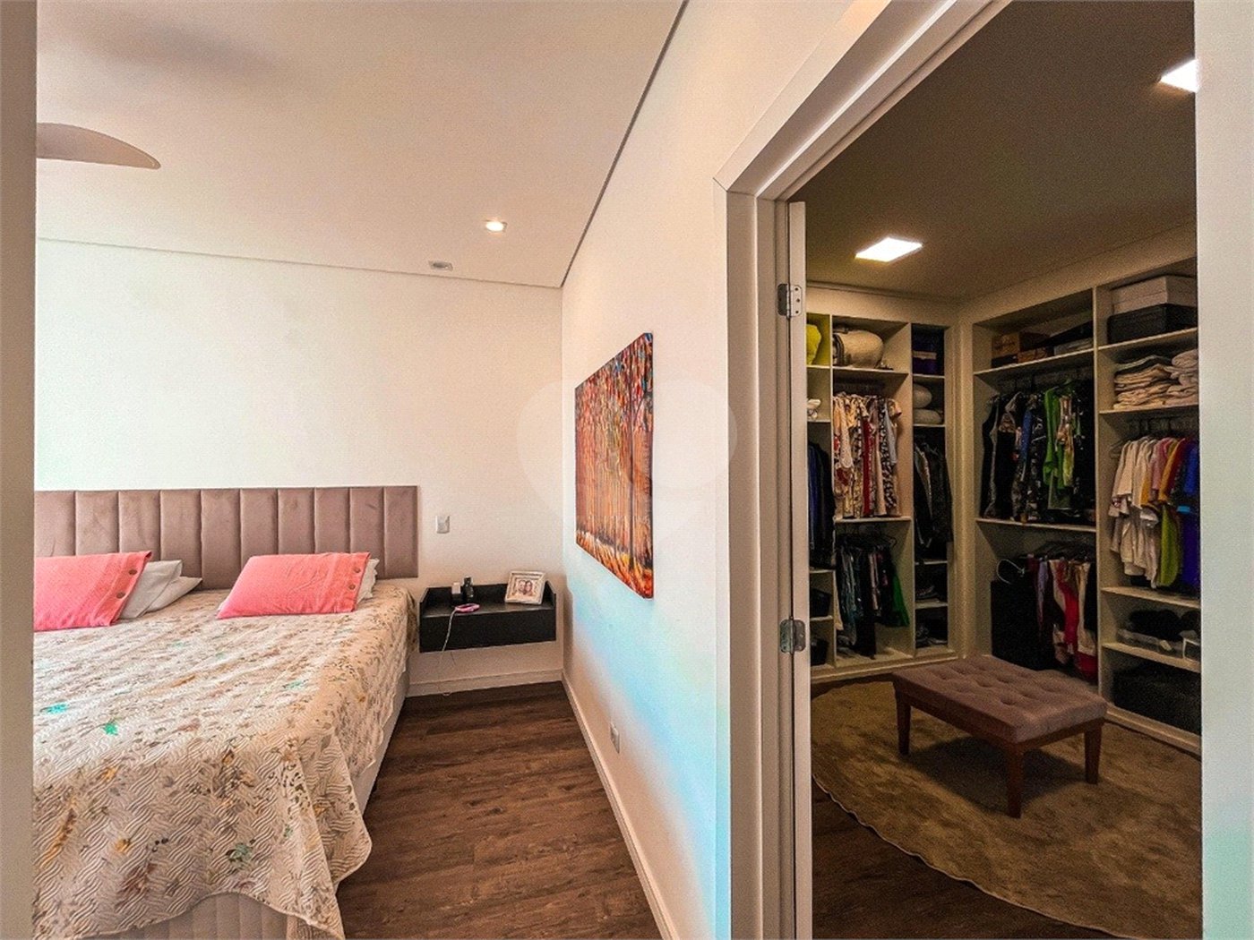 Casa à venda com 4 quartos, sendo 3 suítes,  no condomínio Vintage, Cotia - SP