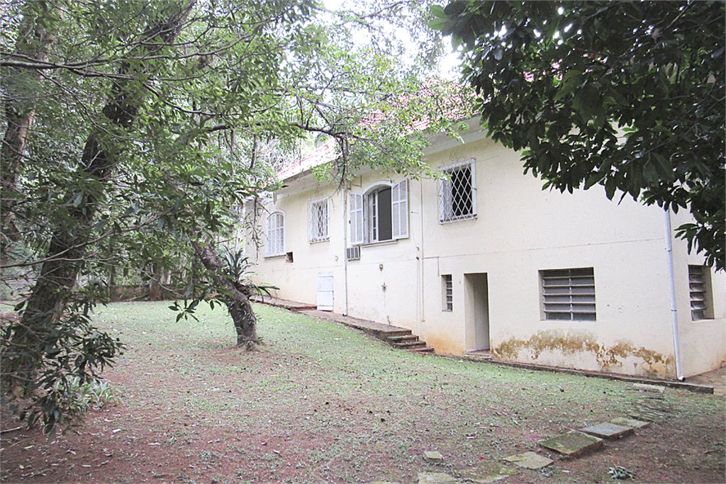 Casa à venda com 4 quartos, sendo 2 suítes,  no condomínio Chácara Flora, São Paulo - SP