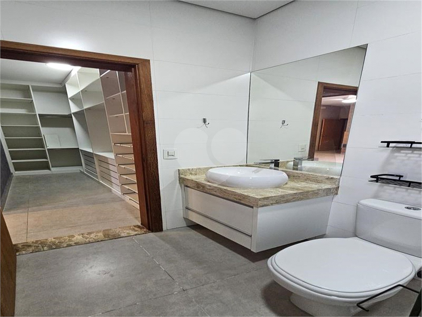 Casa à venda com 3 quartos, sendo 1 suíte, no condomínio Mantova, Indaiatuba - SP