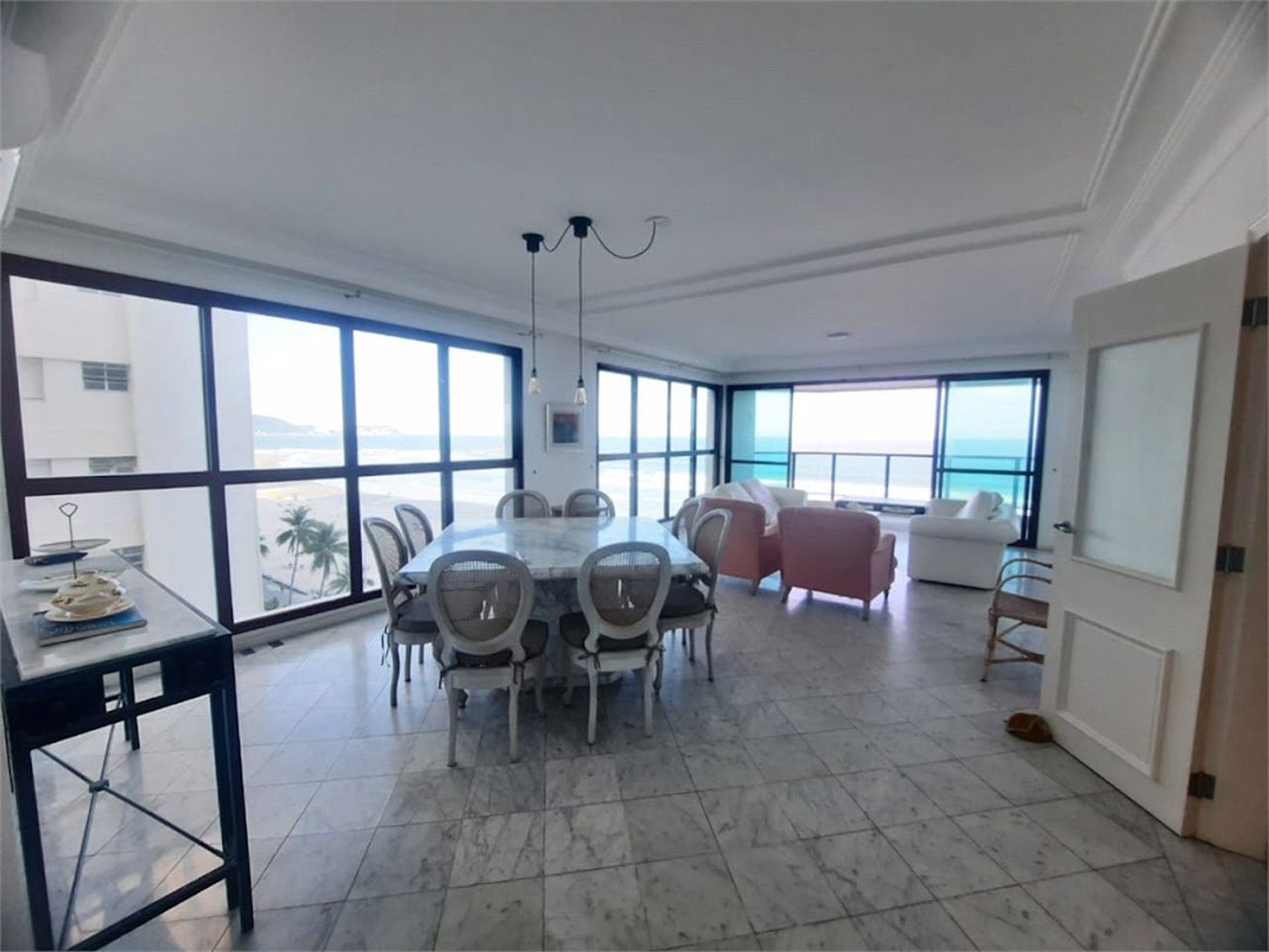 Apartamento Residencial à venda, Pitangueiras, Guarujá - AP0136.