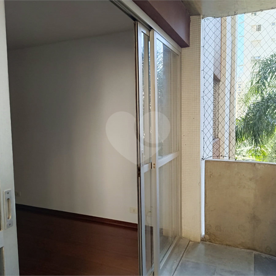 Apartamento à venda com 3 quartos, sendo 1 suíte, em Moema, São Paulo, SP