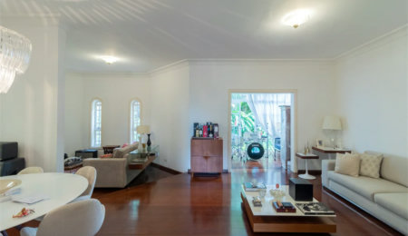 Casa à venda com 4 quartos, sendo 2 suítes, no condomínio Vila das Flores, São Paulo - SP