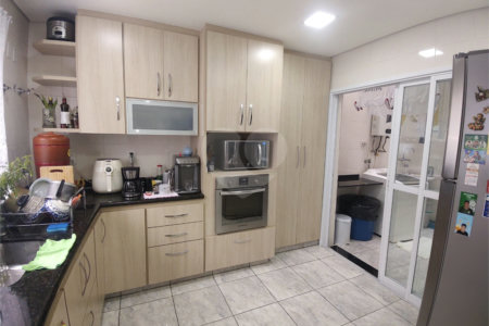 Casa à venda com 2 suítes no condomínio Morada das Hortênsias, São Paulo - SP