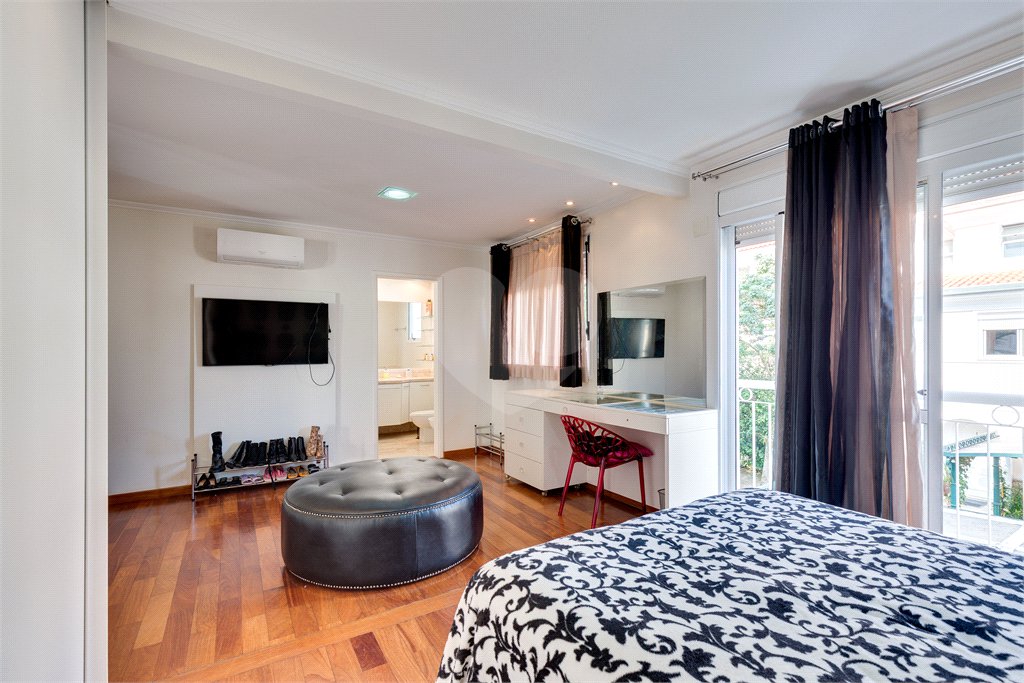Casa à venda com 3 suítes no condomínio Vila Versalhes, São Paulo - SP