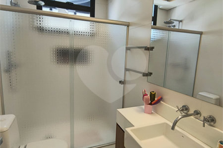 Este amplo apartamento de 290 m², completamente reformado, reúne sofisticação,