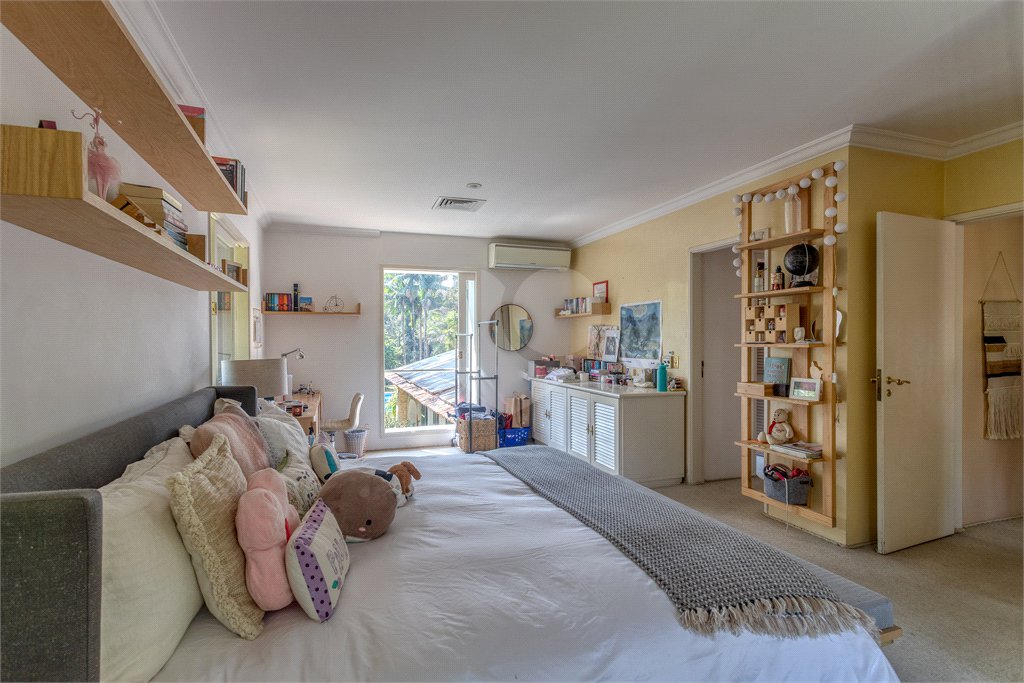 Casa à venda com 6 quartos, sendo 2 suítes, no condomínio Chácara Flora, São Paulo - SP