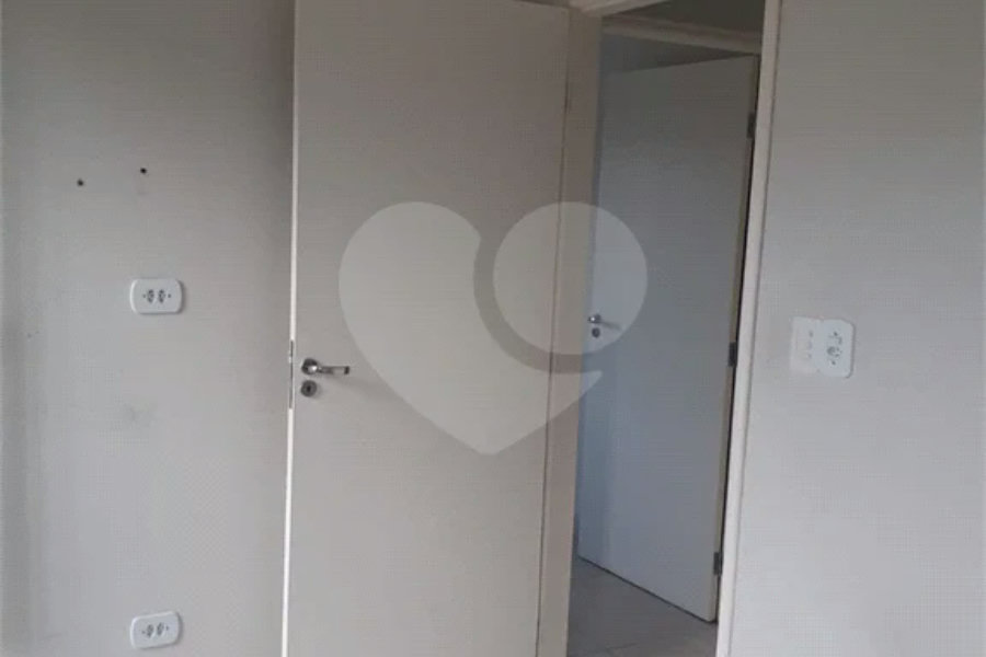 Sobrado à venda com 4 quartos, sendo 1 suíte, em Campo Limpo, São Paulo, SP