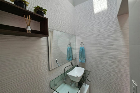 Casa à venda com 4 quartos, sendo 1 suíte,  no condomínio Jardim Shangri-lá, Atibaia - SP