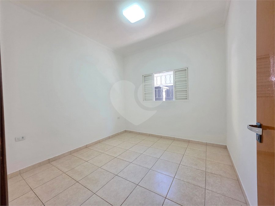 Casa à venda com 3 quartos, sendo 1 suíte, no condomínio Residencial Jardim das Palmeiras, Vinhedo - SP